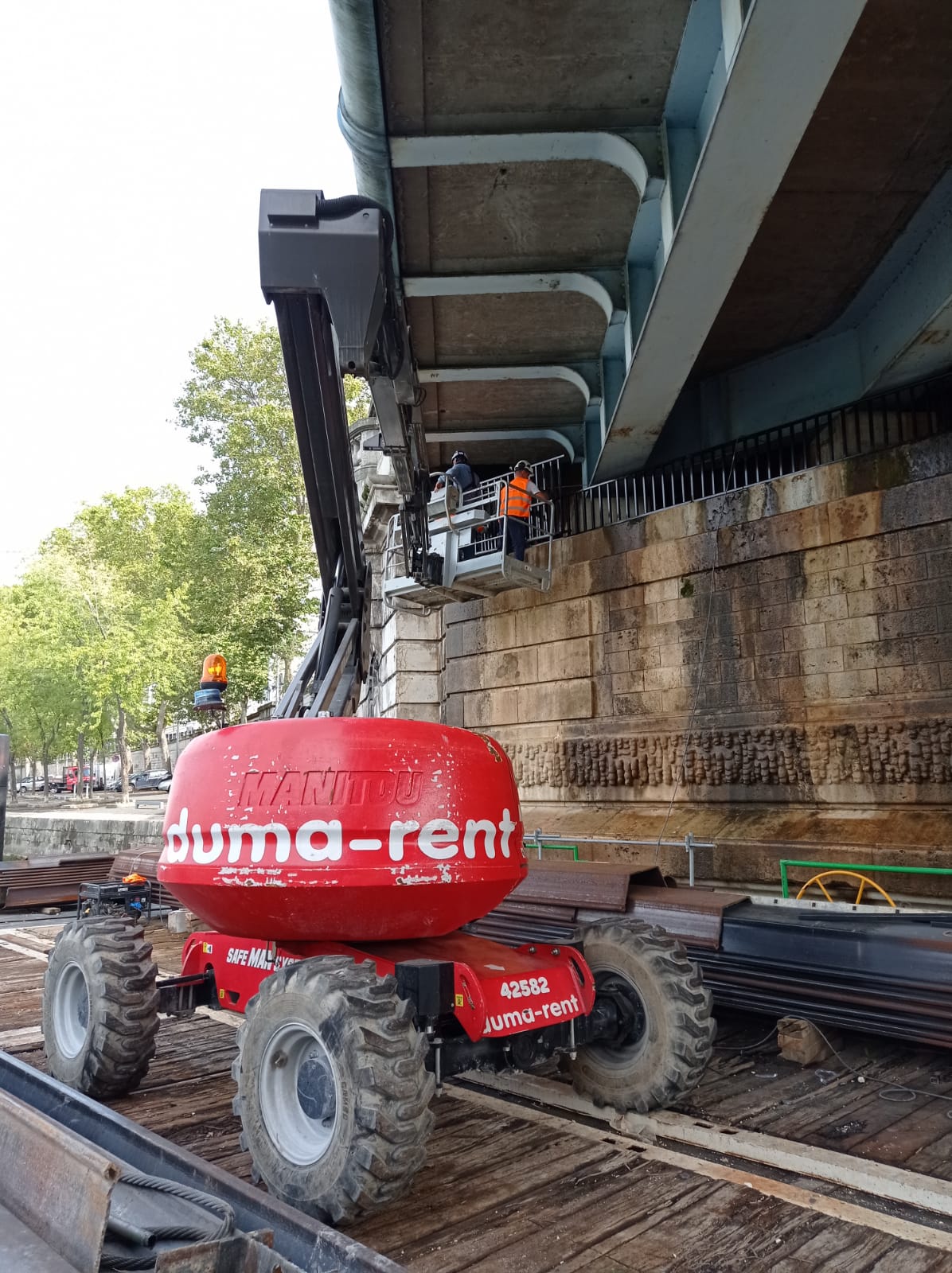 Travail en hauteur réalisé par SmartBuild avec EPI à Paris